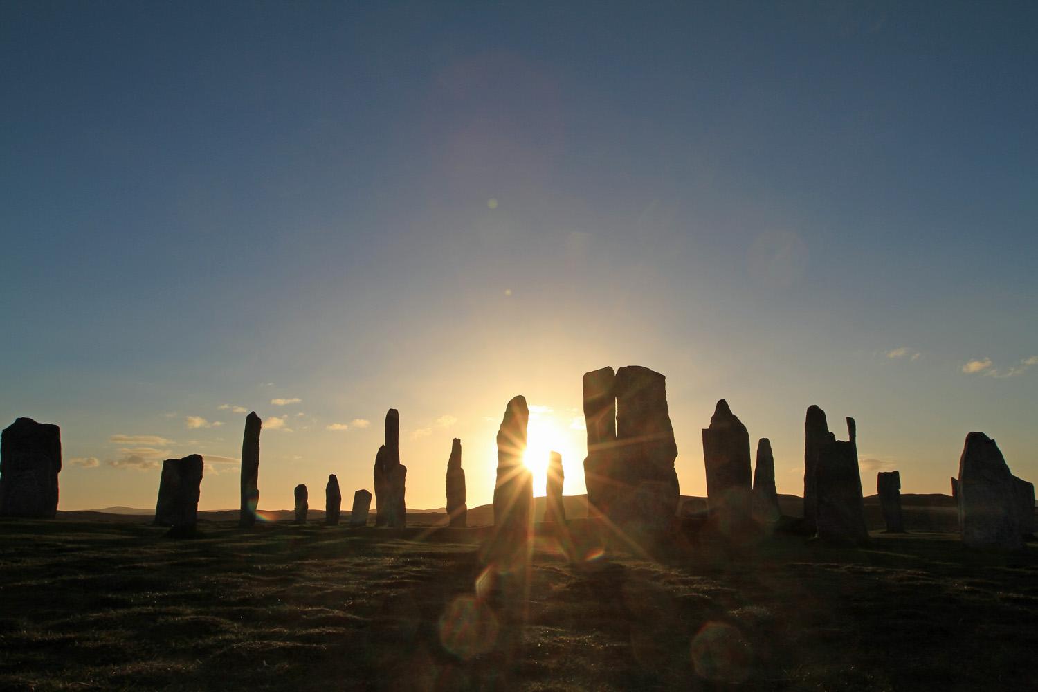 Die mystischen Standing Stones of Callanish, im Hintergrund geht die Sonne unter