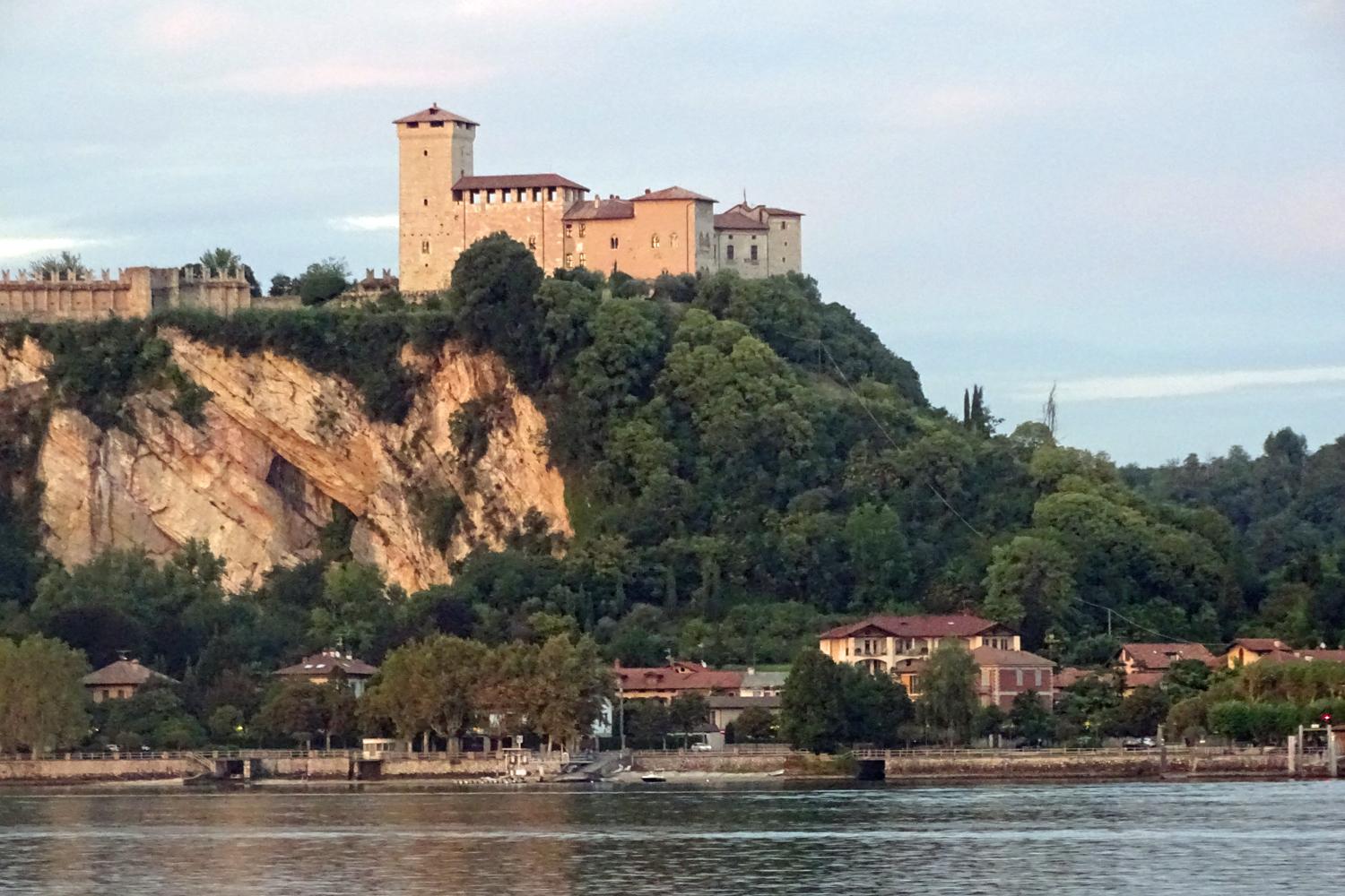 Eine Burg thront über der kleinen Stadt Angera und dem Lago Maggiore