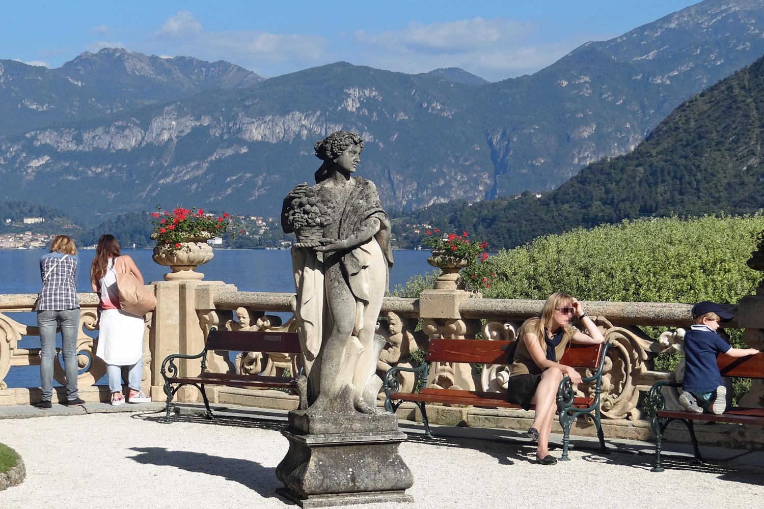 Auf der Terrasse der Villa steht eine Frauenstatue aus Stein