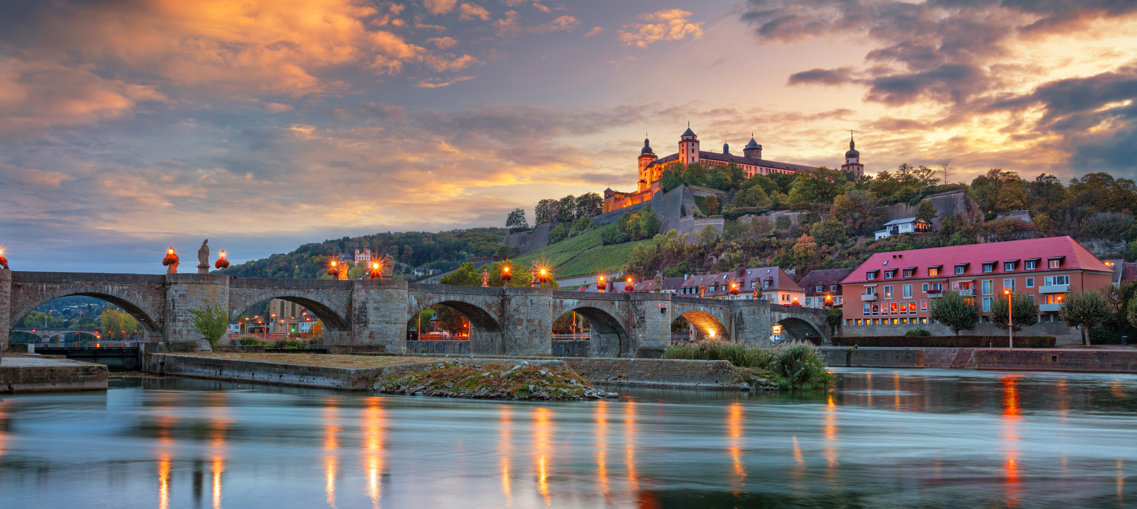 Blick auf die Festung Marienberg und die Alte Mainbrücke bei Sonnenuntergang