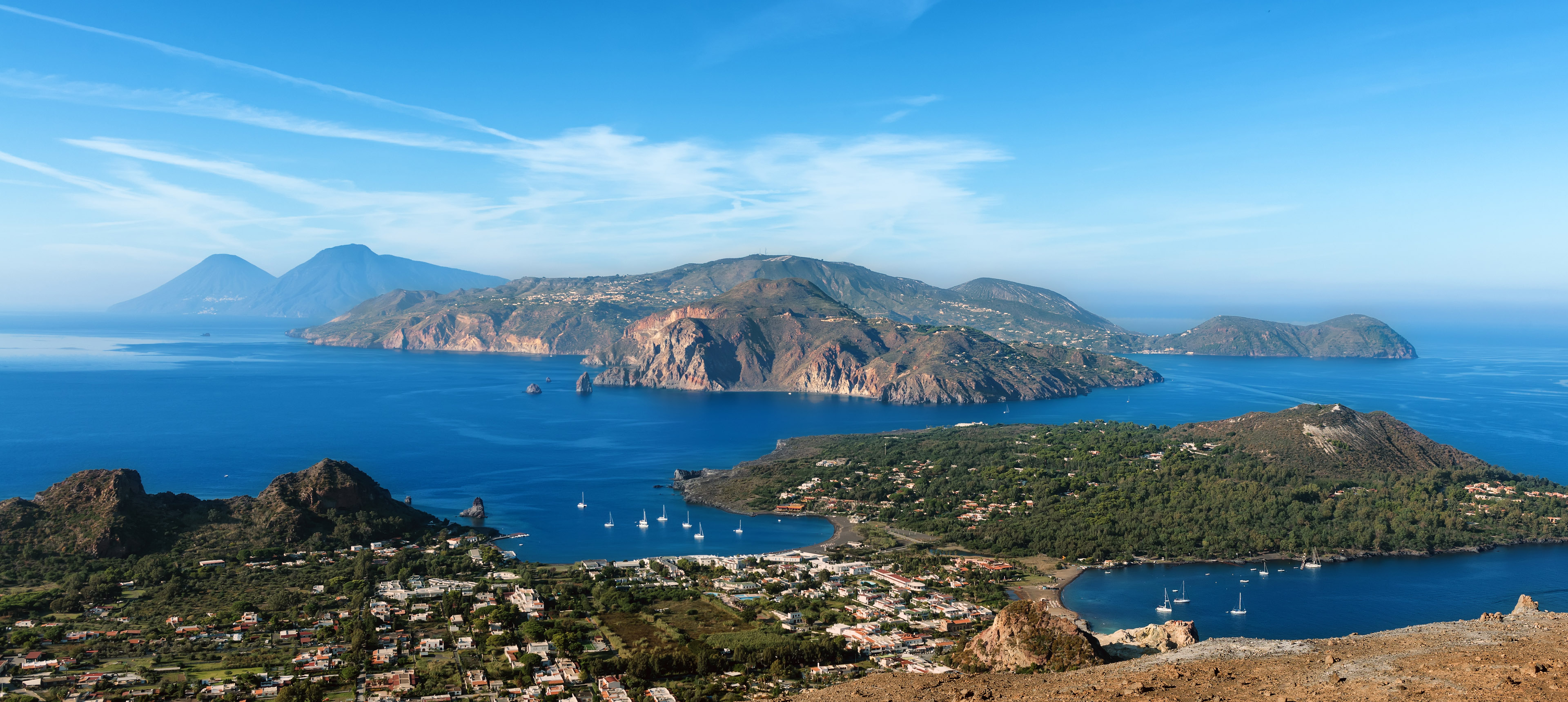 Panoramablick über Vulcano und die liparischen Inseln, Italien